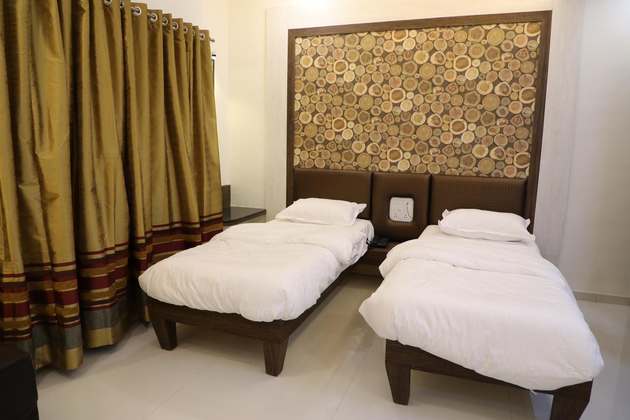 Hotel Pushpak Park Osmanabad Exteriör bild