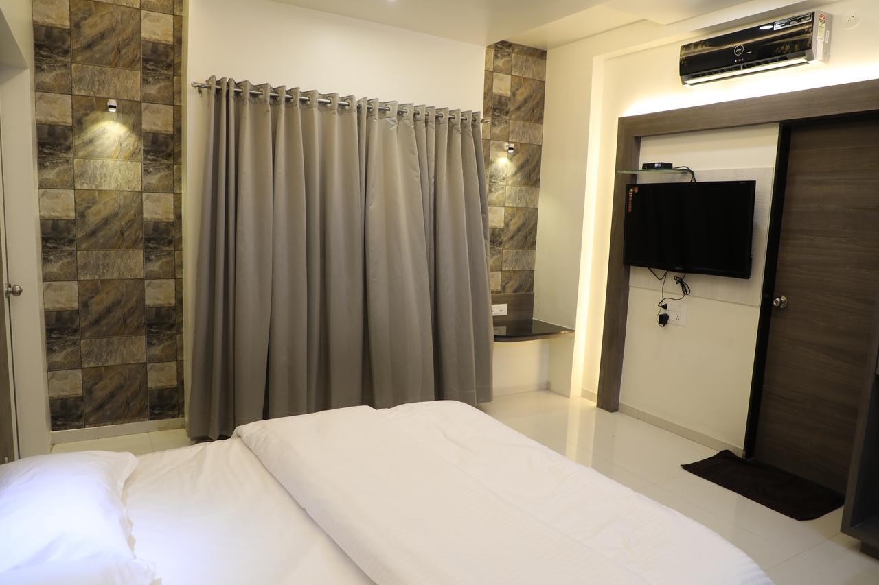 Hotel Pushpak Park Osmanabad Exteriör bild