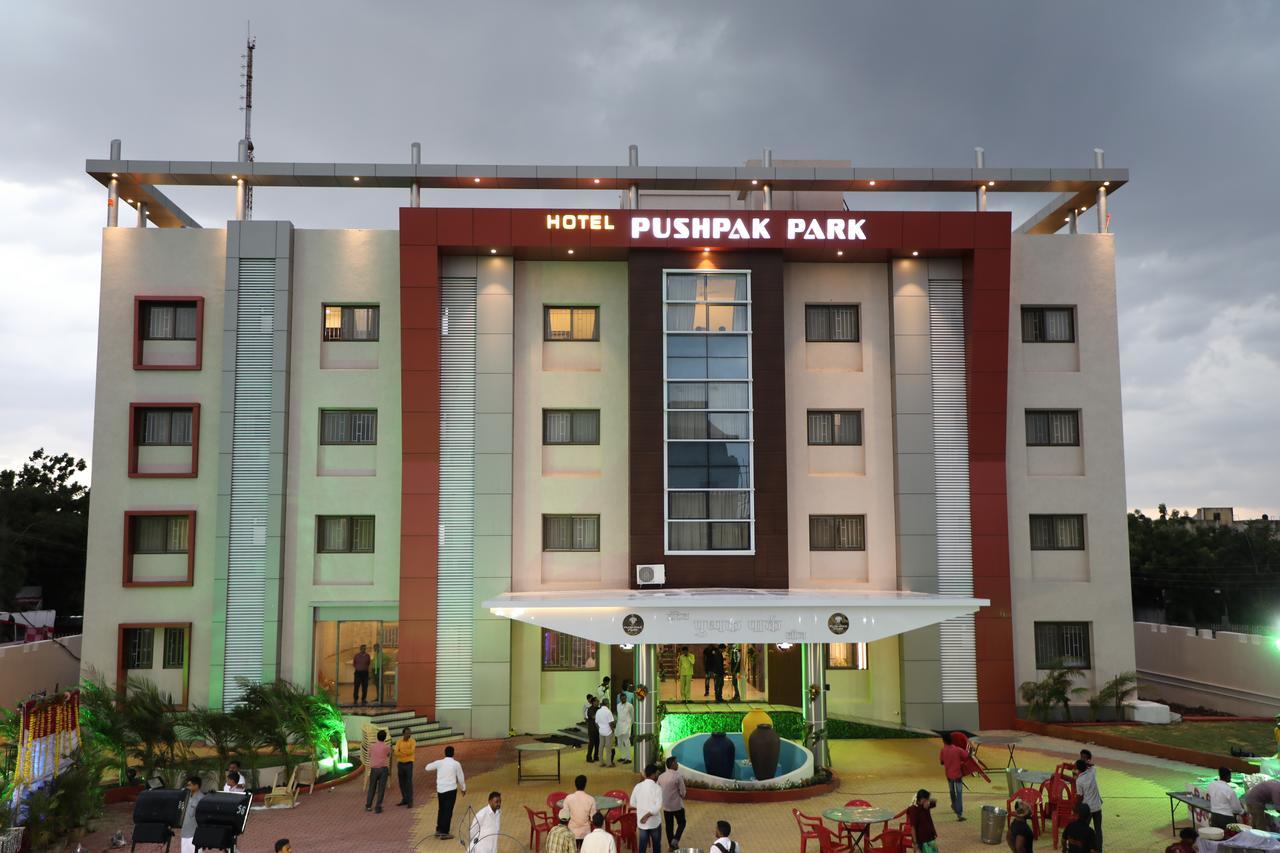 Hotel Pushpak Park Osmanabad Exteriör bild
