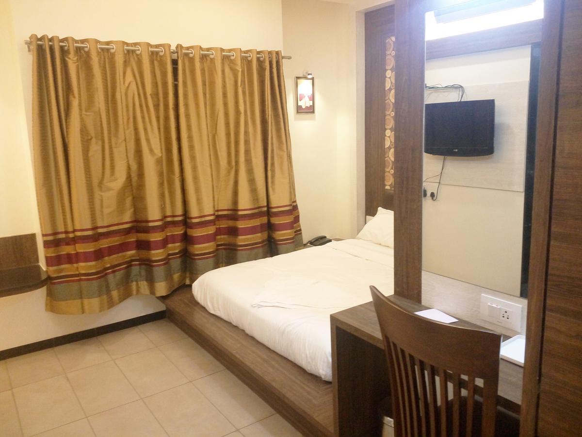Hotel Pushpak Park Osmanabad Exteriör bild