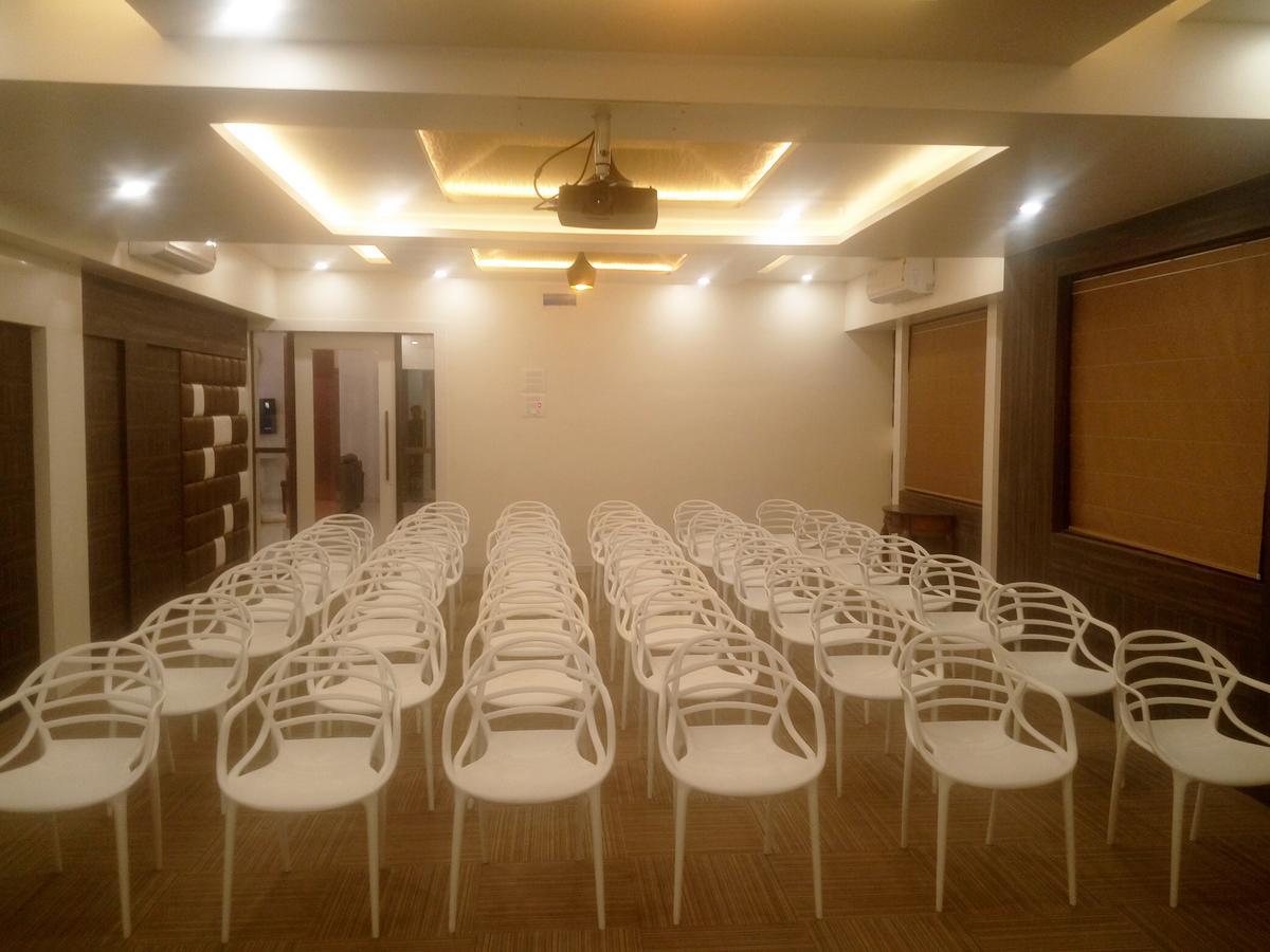 Hotel Pushpak Park Osmanabad Exteriör bild