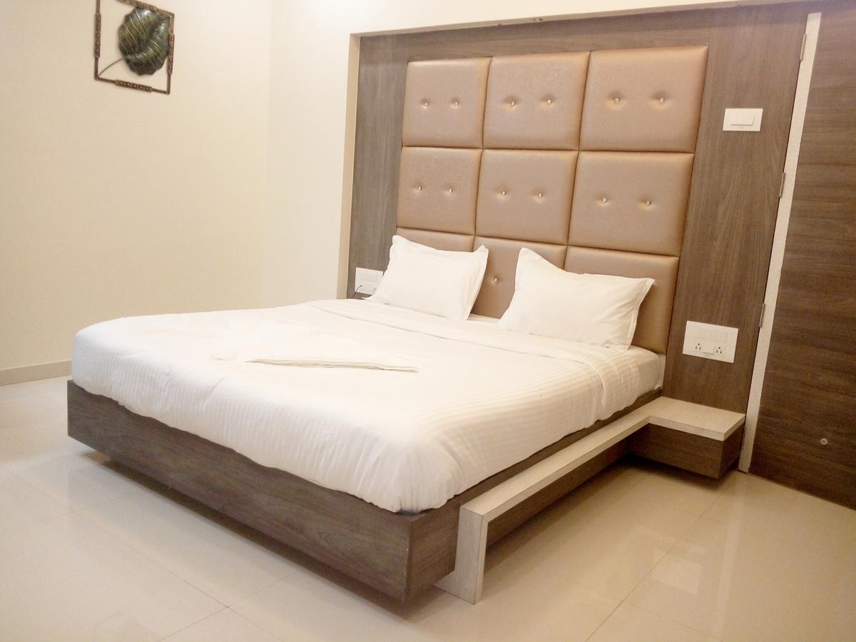 Hotel Pushpak Park Osmanabad Exteriör bild