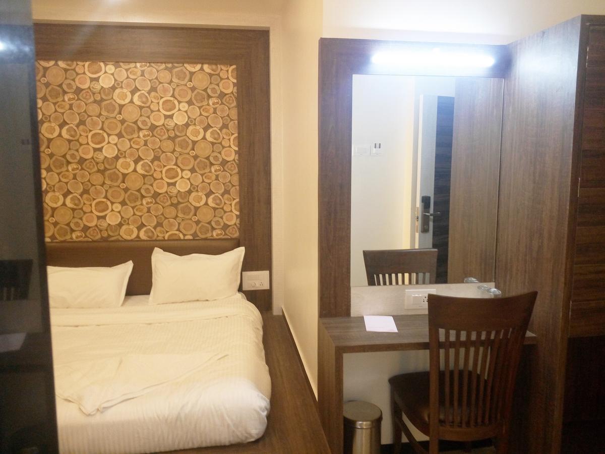 Hotel Pushpak Park Osmanabad Exteriör bild