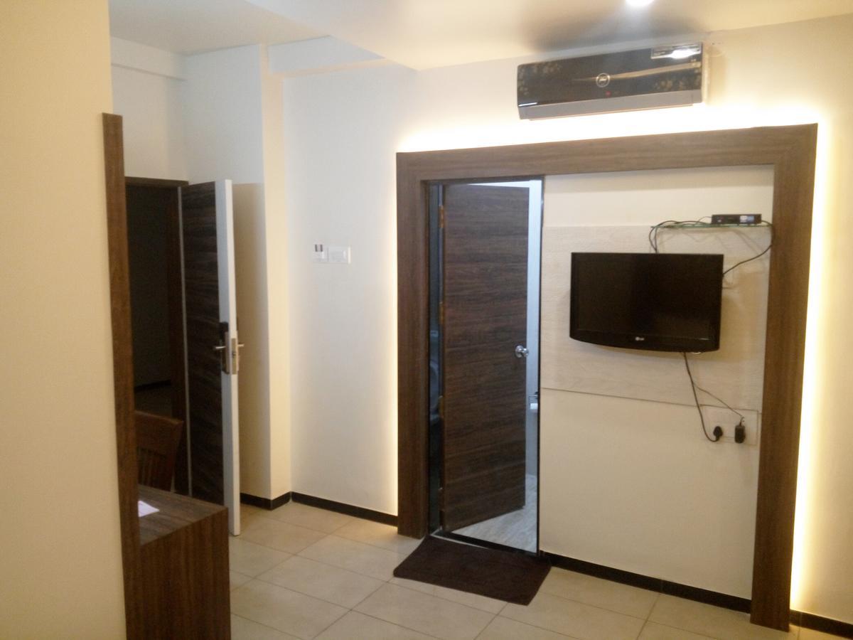 Hotel Pushpak Park Osmanabad Exteriör bild