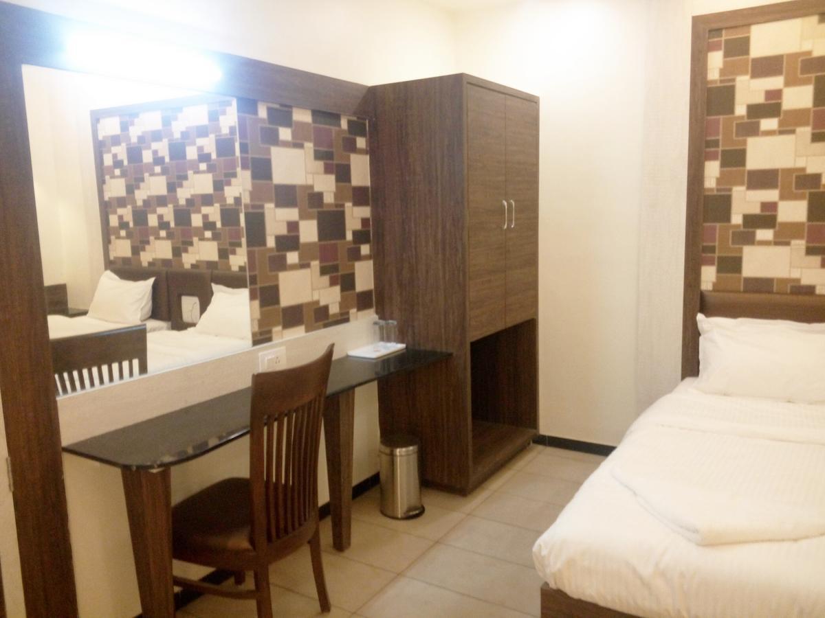 Hotel Pushpak Park Osmanabad Exteriör bild